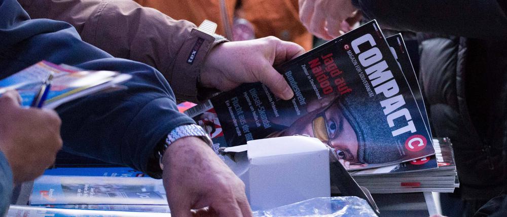 Das „Compact“-Magazin wird bei einer AfD-Kundgebung in München verteilt.