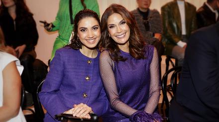 Ihrer Zeit voraus. Teri Hatcher mit ihrer Tochter Emerson Tenney (links). Einst erregte die Schauspielerin Kritik mit transparenter Kleidung, die inzwischen ganz selbstverständlich über den Catwalk getragen wird. 