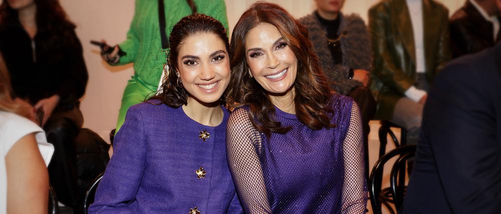 Ihrer Zeit voraus. Teri Hatcher mit ihrer Tochter Emerson Tenney (links). Einst erregte die Schauspielerin Kritik mit transparenter Kleidung, die inzwischen ganz selbstverständlich über den Catwalk getragen wird.