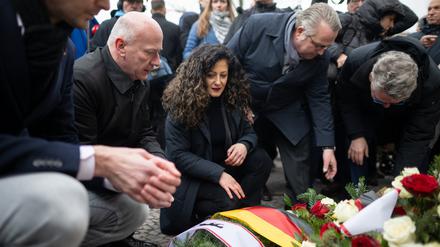 Kai Wegner (CDU), Regierender Bürgermeister von Berlin, und Cansel Kiziltepe (SPD), Berliner Senatorin für Arbeit, Soziales, Gleichstellung, Integration, Vielfalt und Antidiskriminierung, knien während einer Gedenkveranstaltung am 19. Todestages der Berlinerin Hatun Aynur Sürücü vor den niedergelegten Kränzen. 