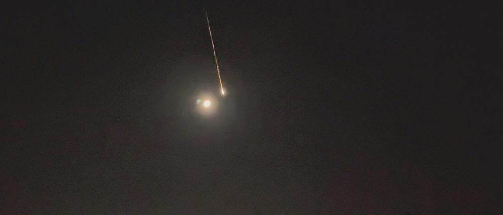 Ein Asteroid tritt in der Nacht nahe Berlin in die Atmosphäre.
