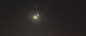 Ein Asteroid tritt in der Nacht nahe Berlin in die Atmosphäre. 