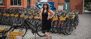 Kati Thiemer führt für den Anbieter „Berlin on Bike“ Touristinnen und Touristen auf dem Fahrrad durch die Stadt.