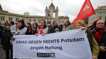 Bürgerinitiative "Omas gegen rechts" auf einer Demonstration auf dem Alten Markt in Potsdam.