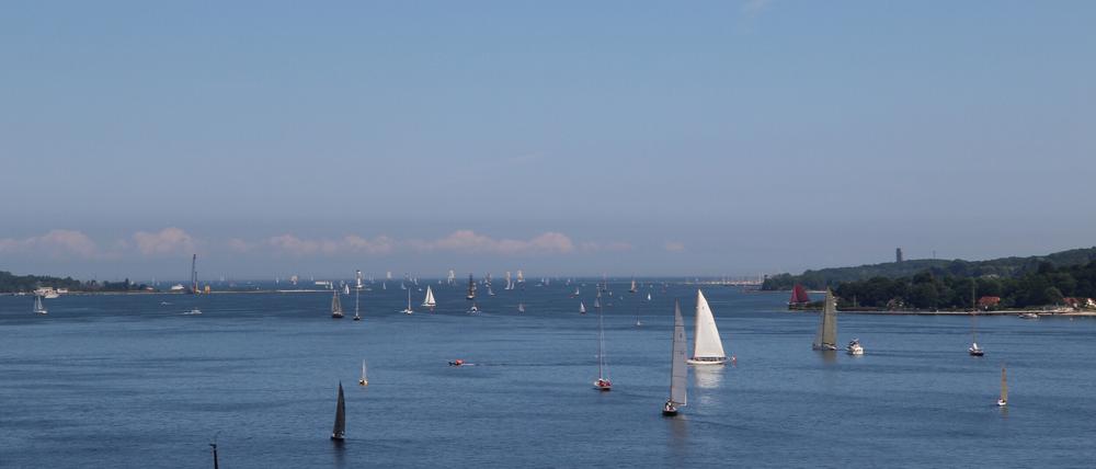 Segelboote auf der Kieler Förde während der Kieler Woche