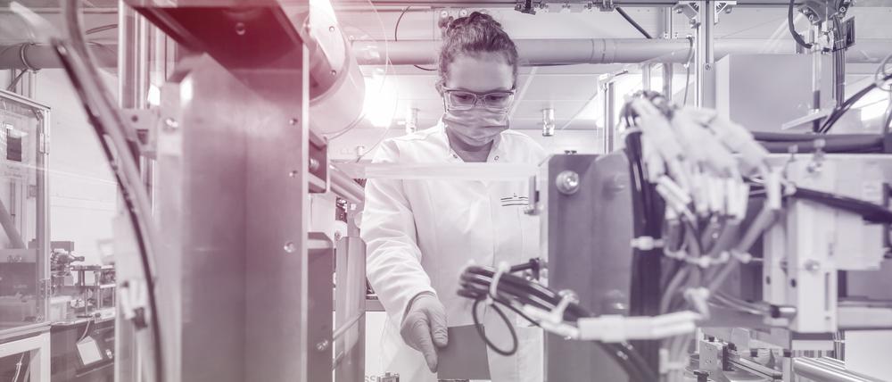 Im MEET Batterieforschungszentrum in Münster arbeitet eine Chemie-Laborantin im Reinraumlabor an der Weiterentwicklung elektrochemischer Energiespeicher, hier Lithium-Ionen-Akkumulatoren.