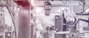 Im MEET Batterieforschungszentrum in Münster arbeitet eine Chemie-Laborantin im Reinraumlabor an der Weiterentwicklung elektrochemischer Energiespeicher, hier Lithium-Ionen-Akkumulatoren. 