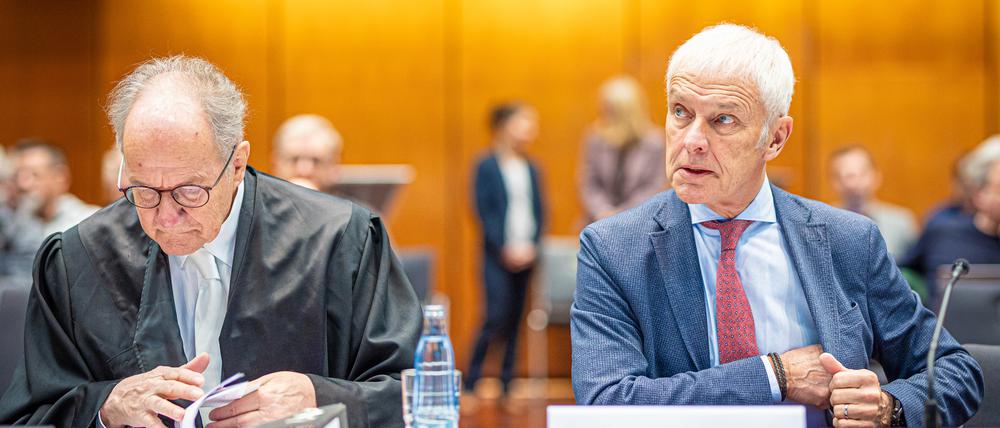 Matthias Müller (r), ehemaliger Vorstandsvorsitzender der Volkswagen AG, sitzt in der Stadthalle Braunschweig neben seinem Verteidiger Eberhard Kempf (l). Im milliardenschweren Musterprozess von Investoren zur Volkswagen-Dieselaffäre tritt Müller als Zeuge auf.