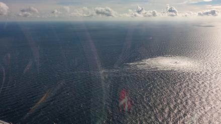 Das vom dänischen Verteidigungskommando zur Verfügung gestellte Foto zeigt das Nord Stream 2-Gasleck in der Nähe von Bornholm aus der Luft. 
