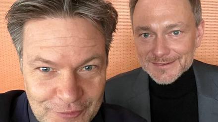 Robert Habeck (links) und Christian Lindner (rechts) lächeln bei einem Selfie in die Handykamera.