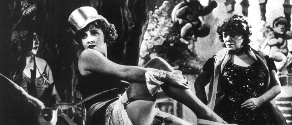 Beginn einer großen Karriere. Marlene Dietrich betört als Lola-Lola in dem von Josef von Sternberg inszenierten Ufa-Film „Der blaue Engel“ die Männer.