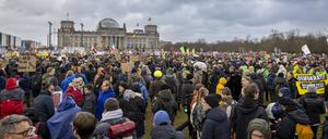 Ein Buendnis aus Initiativen und Organisationen hat am Reichstagsgebaeude zu einer Demonstration und einer Menschenkette gegen Rechtsextremismus aufgerufen. Das Motto lautet - Wir sind die Brandmauer : Buendnis gegen Rechts Berlin, 03.02.2024. Berlin Deutschland *** An alliance of initiatives and organizations has called for a demonstration and a human chain against right-wing extremism at the Reichstag building The motto is We are the firewall Alliance against the Right Berlin, 03 02 2024 Berlin Germany Copyright: xThomasxImox