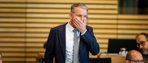 Björn Höcke, AfD, hält sich bei einer Sitzung im Thüringischen Landtag am 1. Februar 2024 die Hand vor den Mund.