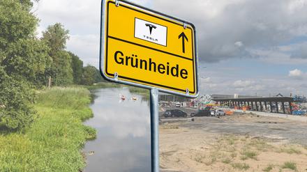 Ein Ortsschild von Grünheide mit einem Wegweiser zu Tesla (Montage).