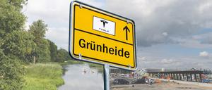 Ein Ortsschild von Grünheide mit einem Wegweiser zu Tesla (Montage).