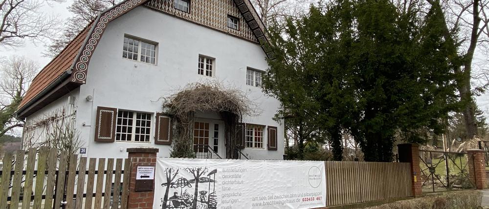 Das Haupthaus des einstigen Sommersitzes von Bertolt Brecht und Helene Weigel, die „Eiserne Villa“.