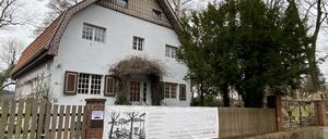 Das Haupthaus des einstigen Sommersitzes von Bertolt Brecht und Helene Weigel, die „Eiserne Villa“.