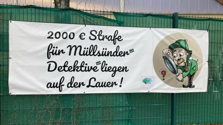 Plakat, das mit Strafen bei Müllablagerung an der Grenze zwischen Kreuzberg und Neukölln droht.