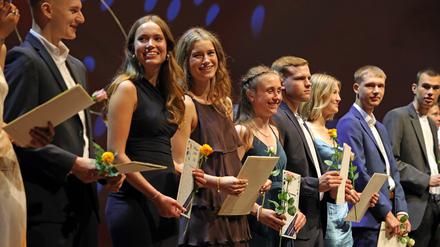 Geschafft: Ausgabe der Abiturzeugnisse der Sportschule Potsdam im Nikolaisaal im vergangenen Juni.