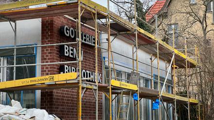 Die Gottfried-Benn-Bibliothek in Berlin-Zehlendorf: Seit Ende August wird saniert, jetzt wird die Bücherei wiedereröffnet – doch das Baugerüst bleibt noch bis März.