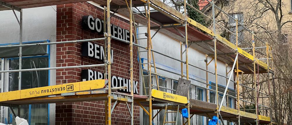 Die Gottfried-Benn-Bibliothek in Berlin-Zehlendorf: Seit Ende August wird saniert, jetzt wird die Bücherei wiedereröffnet – doch das Baugerüst bleibt noch bis März.