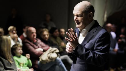 Olaf Scholz (SPD), Bundeskanzler, spricht in seiner Funktion als Bundestagsabgeordneter des Wahlkreises 61 im Rahmen eines Wahlkreisgespräches mit Bürgerinnen und Bürger im Marktplatz Waldschänke.