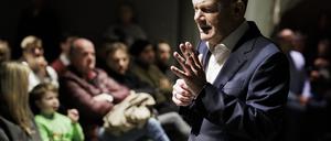 Olaf Scholz (SPD), Bundeskanzler, spricht in seiner Funktion als Bundestagsabgeordneter des Wahlkreises 61 im Rahmen eines Wahlkreisgespräches mit Bürgerinnen und Bürger im Marktplatz Waldschänke.