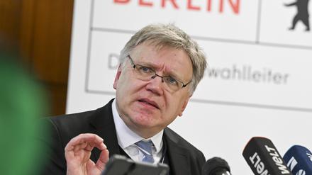 Berlins Landeswahlleiter Stephan Bröchler auf einer Pressekonferenz.