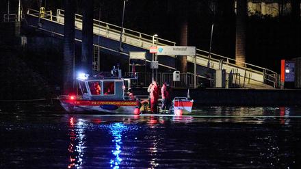 Feuerwehrleute stehen in der Nähe des Anlegers Waltershof auf einem Boot. In der Hamburger Elbe haben Taucher in der Nähe der Köhlbrandbrücke nach einem vermissten Menschen gesucht. 