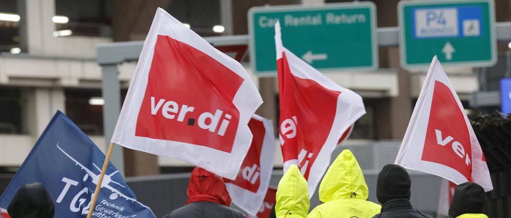 Die Vereinigte Dienstleistungsgewerkschaft VERDI rief bundesweit für Mittwoch bis Donnerstag zu Warnstreik Kundgebung und Demonstration auf. 