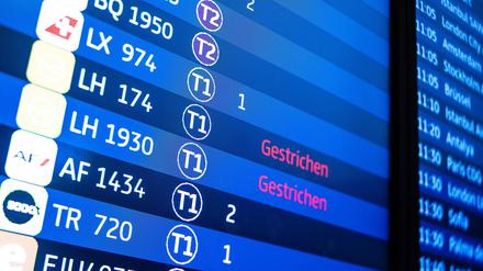 Eine Anzeigetafel mit ausgefallenen Lufthansa-Flügen am Flughafen Berlin-Brandenburg.