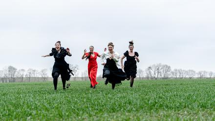 Anja Schäplitz, Lisa Selber, Be van Vark ( im roten Kleid) und Josefa Baum