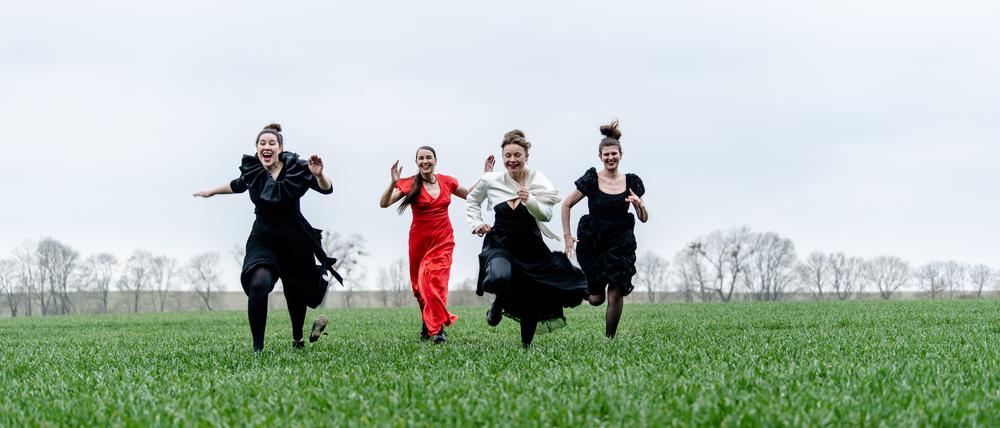 Anja Schäplitz, Lisa Selber, Be van Vark ( im roten Kleid) und Josefa Baum