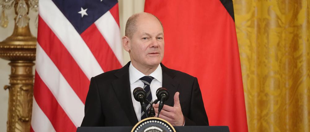 Bundeskanzler Olaf Scholz (SPD) spricht während einer gemeinsamen Pressekonferenz mit US-Präsident Joe Biden bei seinem Antrittsbesuch in Washington im Februar 2022.