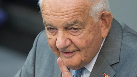 Der deutsch-französische Publizist, Soziologe und Politikwissenschaftler Alfred Grosser spricht am 3. Juli 2014 im Bundestag in Berlin.