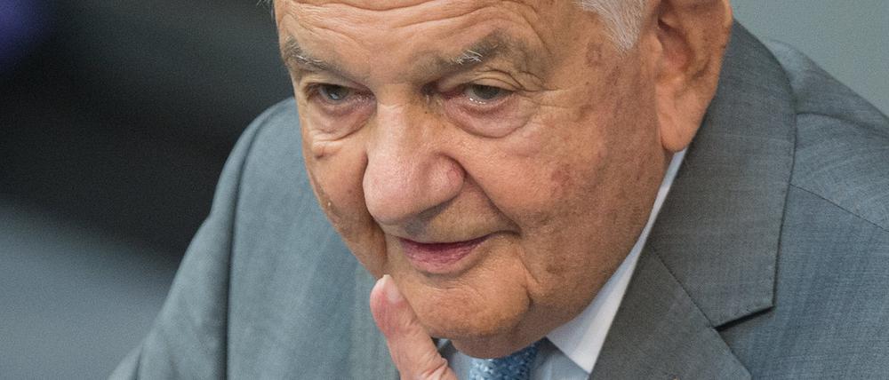 Der deutsch-französische Publizist, Soziologe und Politikwissenschaftler Alfred Grosser spricht am 3. Juli 2014 im Bundestag in Berlin.