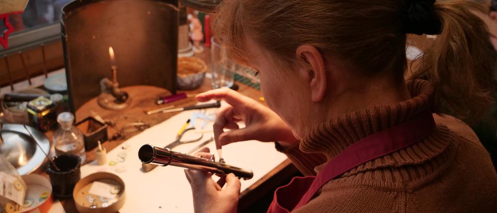 Anke Schoenherr repariert eine Querflöte in der Werkstatt von Holzblasinstrumente Schoenherr in Mitte.