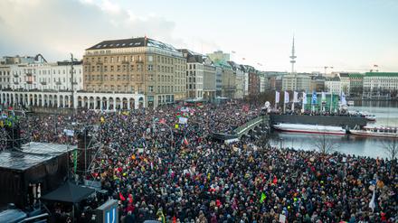Der Jungfernstieg und die anliegenden Bereiche sind am 19. Januar mit Demonstranten gefüllt.