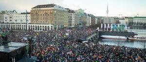 Der Jungfernstieg und die anliegenden Bereiche sind am 19. Januar mit Demonstranten gefüllt.  
