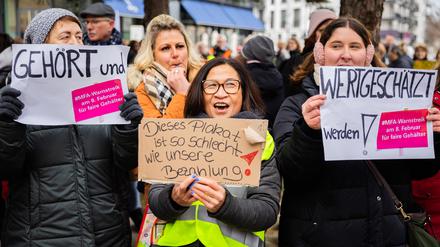 Teilnehmerinnen einer Kundgebung von Medizinischen Fachangestellten (MFA) zum Warnstreik des Verbands medizinischer Fachberufe (Vmf) halten vor der Bundesärztekammer Schilder hoch.