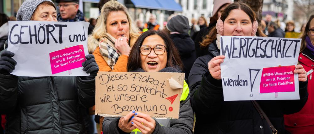 Teilnehmerinnen einer Kundgebung von Medizinischen Fachangestellten (MFA) zum Warnstreik des Verbands medizinischer Fachberufe (Vmf) halten vor der Bundesärztekammer Schilder hoch.