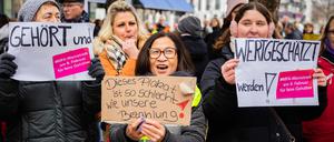 Teilnehmerinnen einer Kundgebung von Medizinischen Fachangestellten (MFA) zum Warnstreik des Verbands medizinischer Fachberufe (Vmf) halten vor der Bundesärztekammer Schilder hoch.