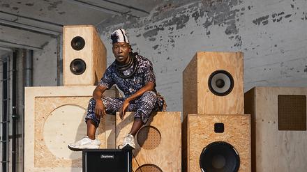 Auch so geht Oper: Zur Dub-MC wird die Choreografin Nora Chipaumire an ihrer Lautsprecher-Installation „Shebeendub“ im Neuköllner Kindl