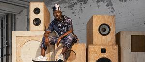 Auch so geht Oper: Zur Dub-MC wird die Choreografin Nora Chipaumire an ihrer Lautsprecher-Installation „Shebeendub“ im Neuköllner Kindl