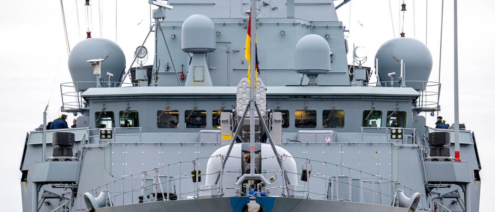 Die Fregatte „Hessen“ liegt vor der Abfahrt im Hafen von Wilhelmshaven.