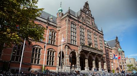Ein Blick auf das Gebäude der Reichsuniversität Groningen.