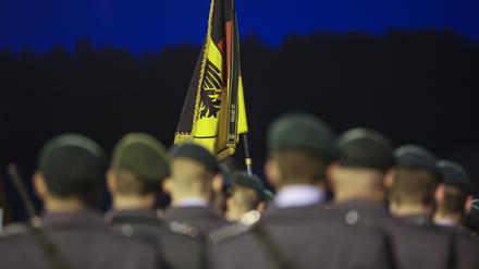 Soldaten der Marienberger Jäger des Panzergrenadierbataillon 371 stehen zu einem Gelöbnisappell auf einem Sportplatz im Erzgebirge.