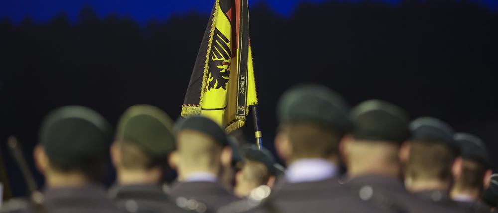 Soldaten der Marienberger Jäger des Panzergrenadierbataillon 371 stehen zu einem Gelöbnisappell auf einem Sportplatz im Erzgebirge.