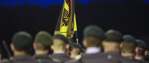 Soldaten der Marienberger Jäger des Panzergrenadierbataillon 371 stehen zu einem Gelöbnisappell auf einem Sportplatz im Erzgebirge.