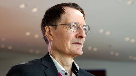 Lauterbach will den 33 unabhängigen Ethik-Kommissionen ein zentrales Gremium vor die Nase setzen. So sollen neue Medikamente schneller getestet werden. Das stößt bei manchen Fachleuten auf Kritik.